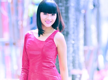 Diem Chau khoe chan dai tren pho hinh anh