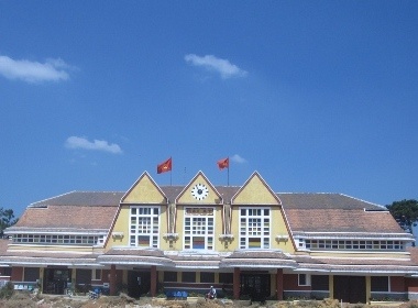 Net dep co kinh cua ga Da Lat hinh anh