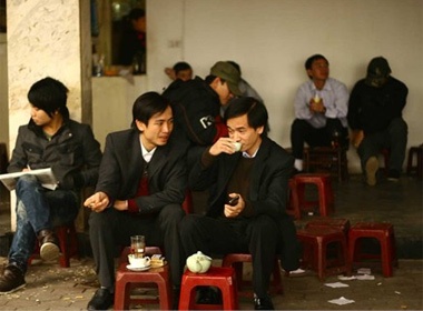 Lang dang ca phe via he pho Nguyen Du hinh anh