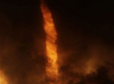 Loc xoay lua xuat hien trong dam chay hinh anh