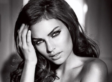 Alyssa Miller sac sao voi anh den trang hinh anh