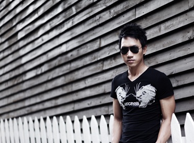 Pham Thanh Vu khoe khoan trang phuc he hinh anh