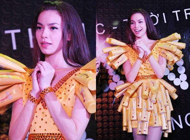 Ha Ho gay ‘soc’ voi trang phuc la mat hinh anh