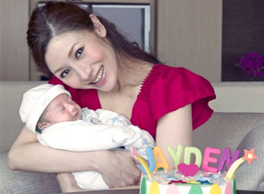 Ly Gia Han tu tay lam banh day thang cho quy tu hinh anh