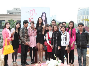 Mai Phuong Thuy bi fan 'bao vay' hinh anh