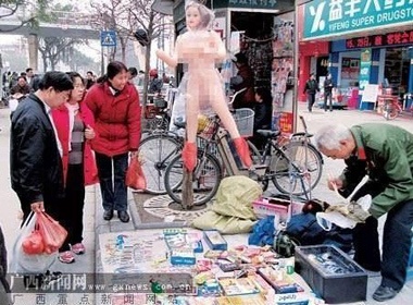 Ong lao mo 'shop nguoi lon' tren via he hinh anh