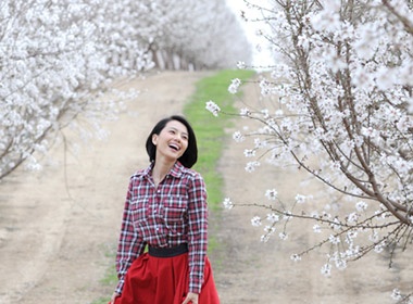 Cao Vien Vien rang ro giua rung hoa hanh nhan hinh anh