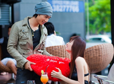 Hoang Gia Ngoc tho lo tinh yeu ngay tren pho hinh anh