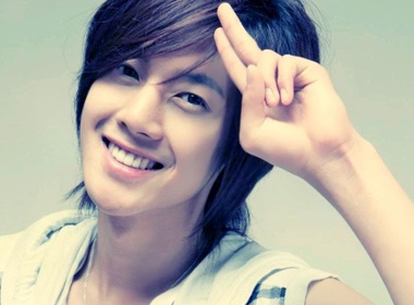 Be gai 18 thang tuoi me met Kim Hyun Joong? hinh anh