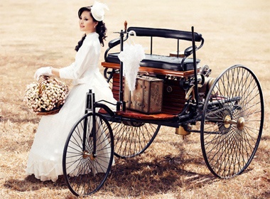 Huong Giang co dien ben chiec xe hoi dau tien cua loai nguoi hinh anh