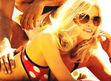 Lara Stone voi ve dep day me hoac hinh anh