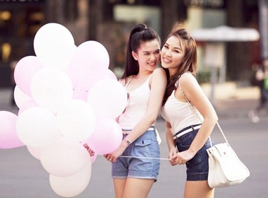 Quynh Thu - Ngoc Trinh khoe dang dep tren pho hinh anh