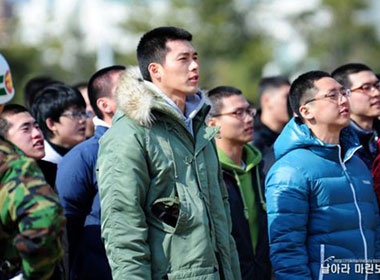 Hinh anh dau tien cua Hyun Bin trong quan ngu hinh anh