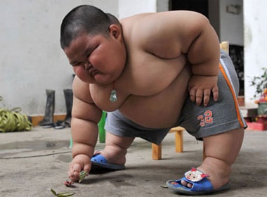 Be trai 3 tuoi nang 60 kg hinh anh