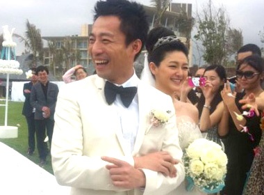 Tu Hy Vien tang tien mung cuoi cho nan nhan dong dat hinh anh