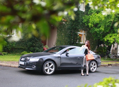 Anh Thuy Tien ben xe hop 3 ty dong hinh anh