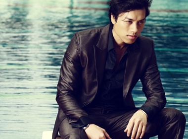 Quy ong lich lam voi vest hinh anh