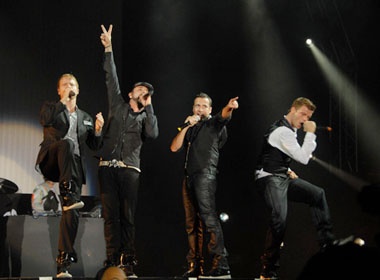 Clip Backstreet Boys chay het minh tren san khau hinh anh