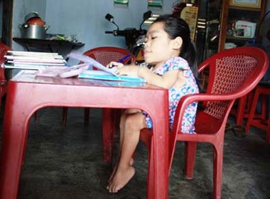 Co be 'hat tieu' tat nguyen vuot len so phan hinh anh