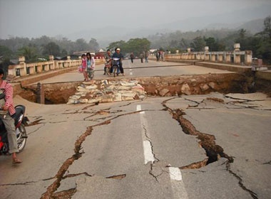 Duong xa bi cay nat vi dong dat o Myanmar hinh anh