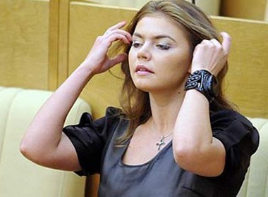 Nu nghi si bi cam mac vay ngan, ao co rong hinh anh