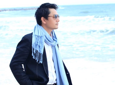 Truong Minh Cuong tram ngam truoc bien hinh anh