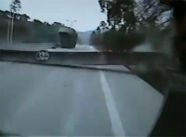 Clip xe bus suyt dam vao khoi be tong tren duong hinh anh