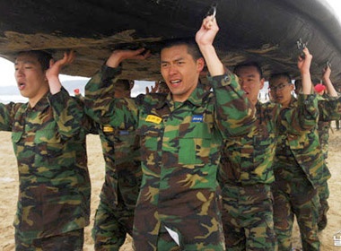 Hinh anh Hyun Bin gian kho trong quan ngu hinh anh