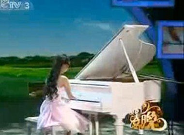 Thieu nu choi dan piano bang mot ban tay hinh anh