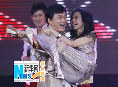 Thanh Long be bong Mac Van Uy tren san khau hinh anh