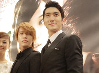 Hai thanh vien Suju dien trai trong buoi ra mat phim hinh anh