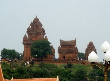 Kham pha thap Cham huyen bi hinh anh