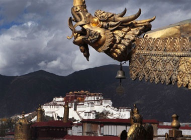 Cung dien Potala trong bang gia hinh anh