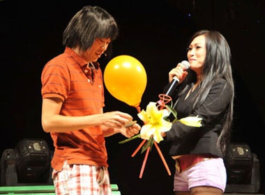 Hoai Linh 'lua' Phuong Thanh mua bong hinh anh