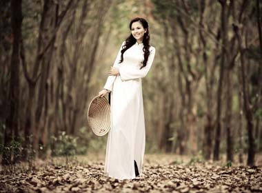 Diem Huong dien ao dai giua rung cao su hinh anh