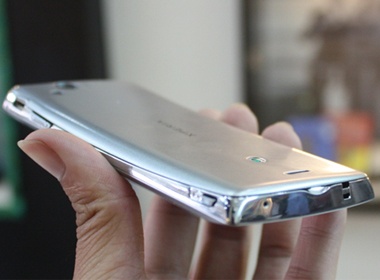 Xperia Arc voi hai mau den, trang ve Viet Nam hinh anh