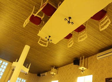 Doc dao quan ca phe lat nguoc hinh anh