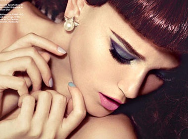 Doi mat rang ngoi trong dem tiec hinh anh