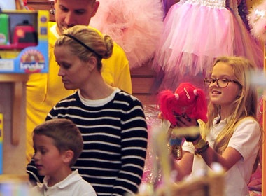 Reese Witherspoon ru con di nghi trang mat hinh anh