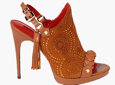 Dung vung tren nhung doi giay cao lenh khenh hinh anh