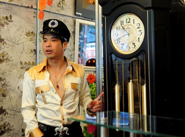 Ngoc Son tang dong ho 'khung' lam tu thien hinh anh