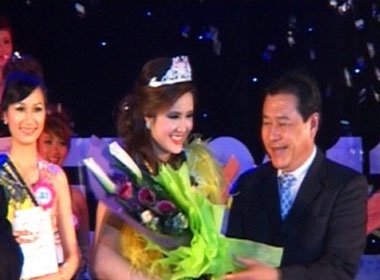 Em gai Cong Vinh tran tinh ve bang diem xau hinh anh