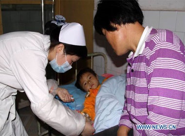 26 hoc sinh bi ngo doc thuc pham o Trung Quoc hinh anh