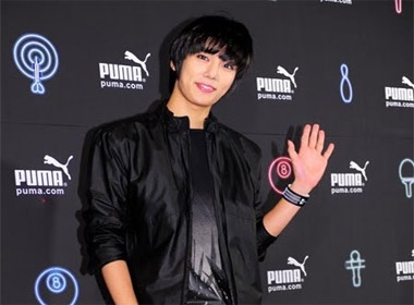 Sao nam Han gay xon xao vi trang diem qua dam hinh anh