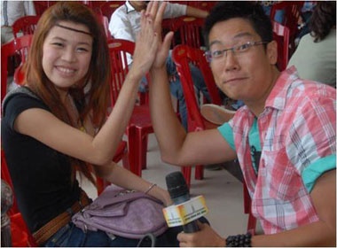 Ban gai Can Tho va Da Nang dua nhau tro tai de thanh ca si hinh anh