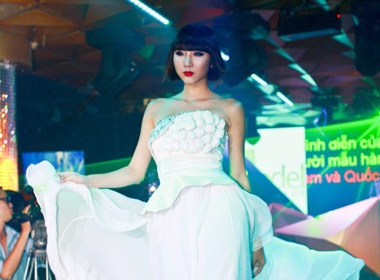 Ngoc Quyen tung vay tren san catwalk hinh anh