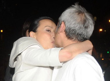 Luu Gia Linh 'ngang nhien' hon moi dao dien Tu Khac hinh anh