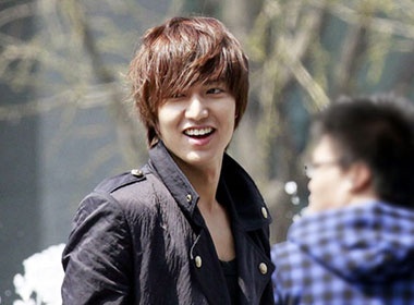 Lee Min Ho khoe ve bong bay o Thai Lan hinh anh