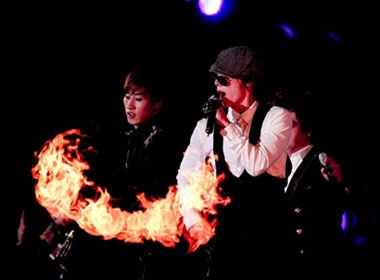 Thanh vien Super Junior nghich voi lua hinh anh