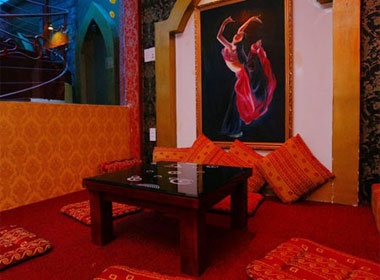 Ve dep Trung dong huyen bi o cafe SVARGA hinh anh